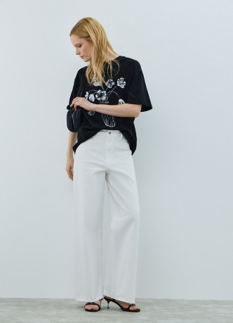 Футболка с цветочным декором из пайеток