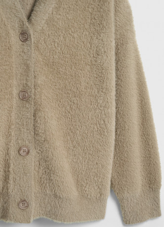 Кардиган из пушистой пряжи на пуговицах