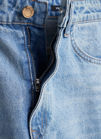 Прямые джинсы с брелоком