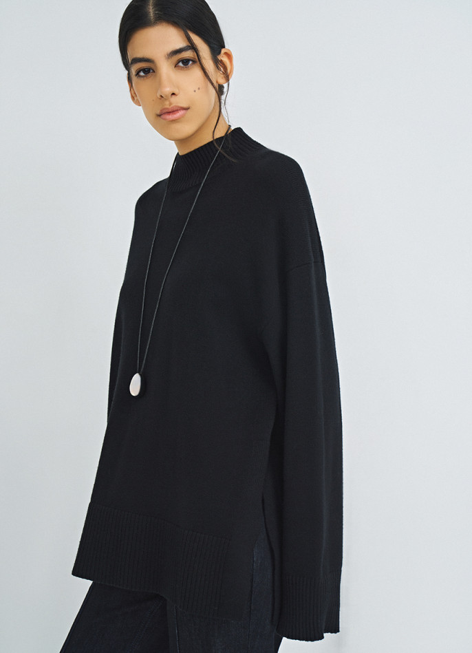 Объёмный джемпер с воротником-стойкой