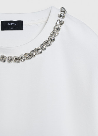 Футболка с декором у выреза