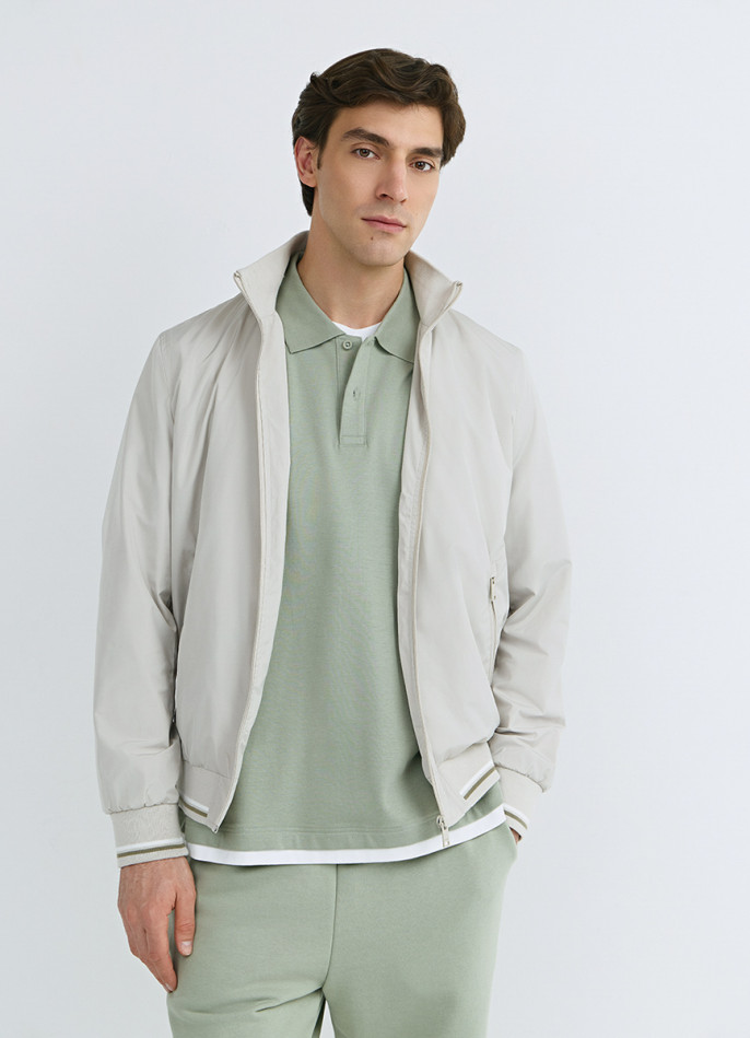 Бомбер с контрастными деталями