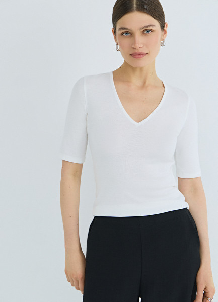Футболка в рубчик с V-образной горловиной Белый 1399₽