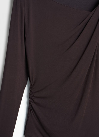 Лонгслив с драпировкой и асимметричным вырезом