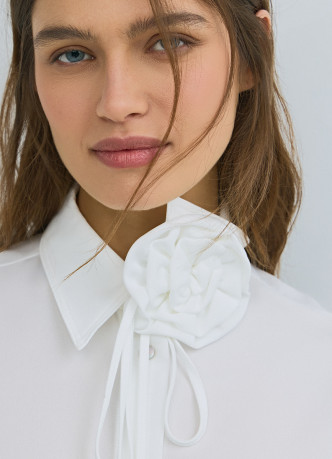 Блузка с декоративным цветком