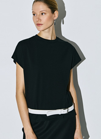 Футболка со спущенным плечом