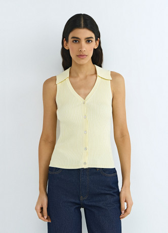 Трикотажный жилет в рубчик с воротником