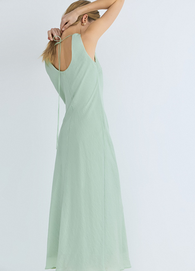 Приталенное платье из тенселя с расклешенной юбкой