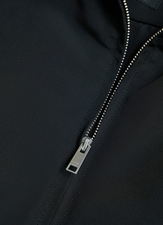 Утеплённый бомбер с отложным воротником