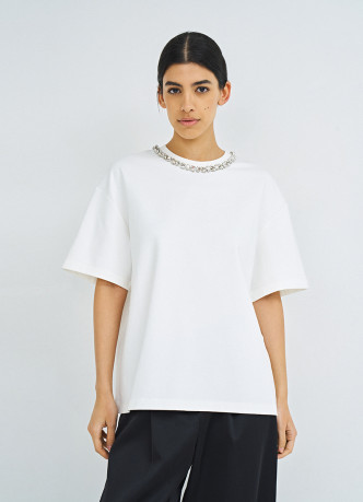 Футболка с декором у выреза