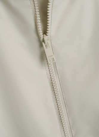 Ветровка с капюшоном