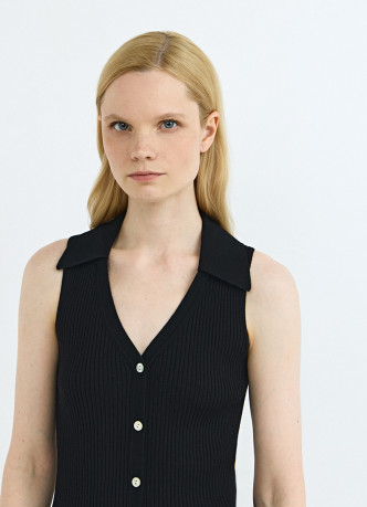 Трикотажный жилет в рубчик с воротником