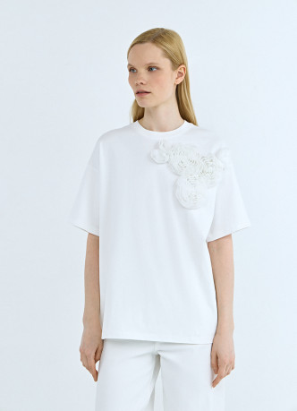 Футболка с цветочной аппликацией