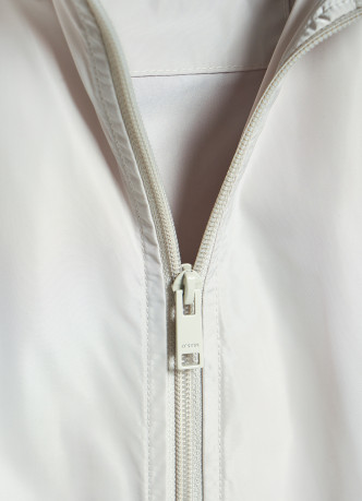 Бомбер с контрастными деталями