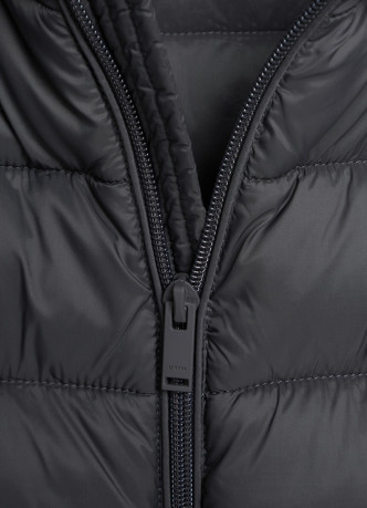 Лёгкая утеплённая куртка с капюшоном