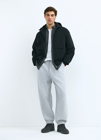 Ветровка с потайным капюшоном