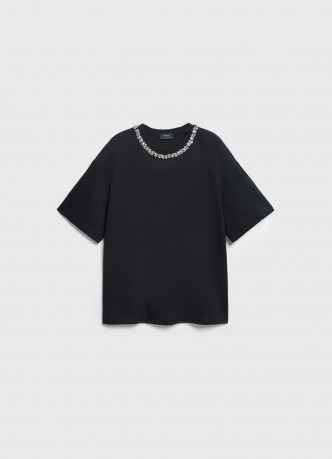 Футболка с декором у выреза