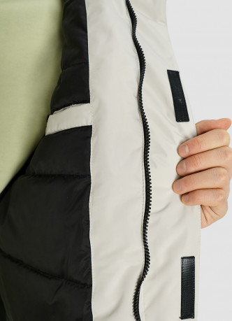 Утеплённая куртка с контрастными деталями