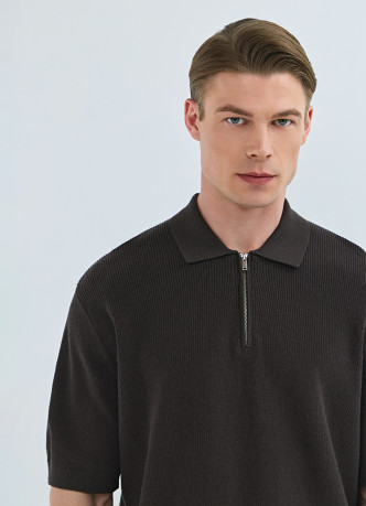Поло из текстурной ткани с молнией
