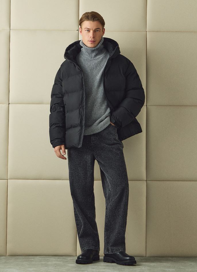 Утеплённая куртка с капюшоном и бесшовной стёжкой