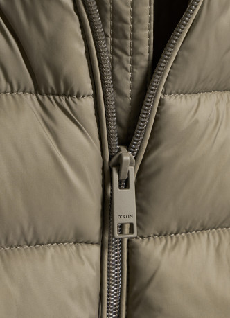 Утеплённая лёгкая куртка с воротником-стойкой