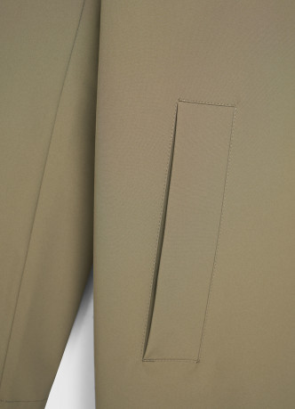 Плащ на пуговицах