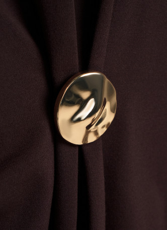 Футболка с брошью