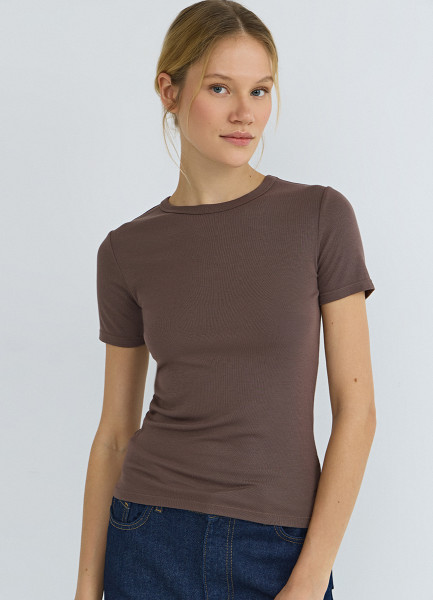 Приталенная футболка в рубчик Коричневый 1399₽