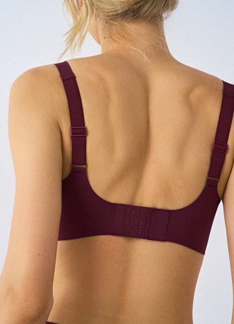 Бесшовный бюстгальтер с формованными чашками