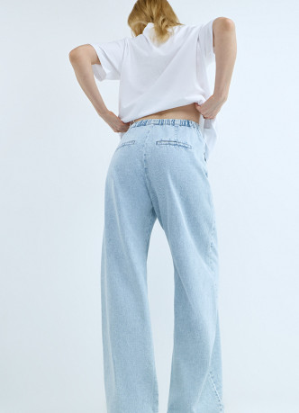 Тонкие джинсы на резинке со средней посадкой