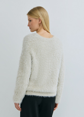 Пушистый блестящий джемпер