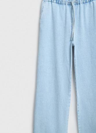 Тонкие джинсы на резинке со средней посадкой