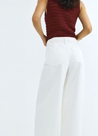 Широкие джинсы с плетением на поясе