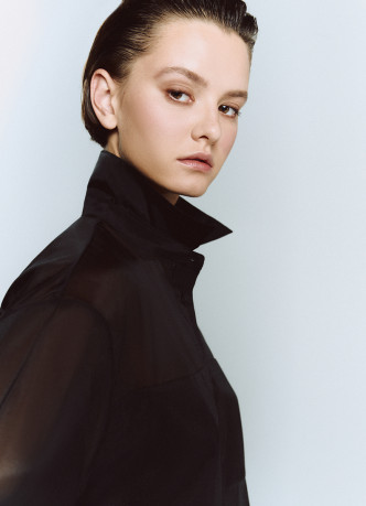 Полупрозрачная блузка из органзы с тонким поясом