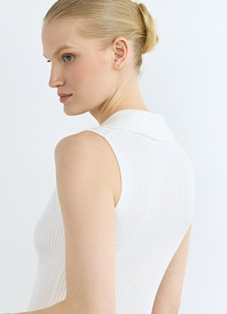 Трикотажный жилет в рубчик с воротником