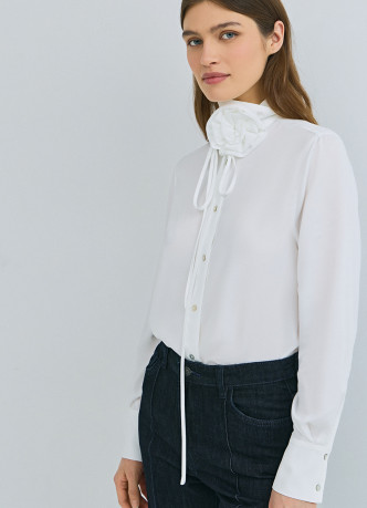 Блузка с декоративным цветком