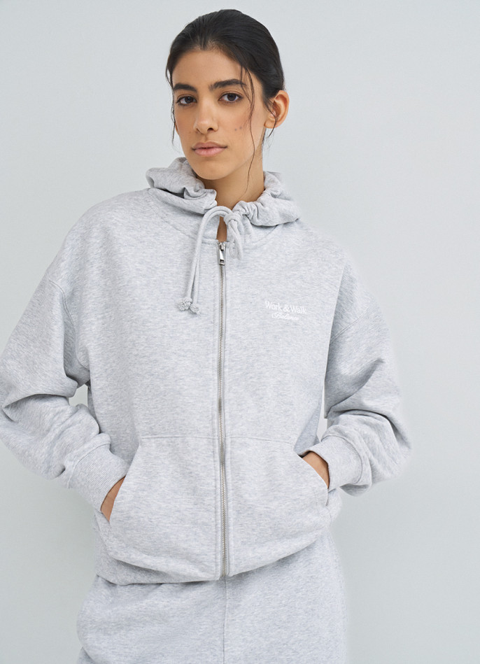 Толстовка на молнии с вышивкой