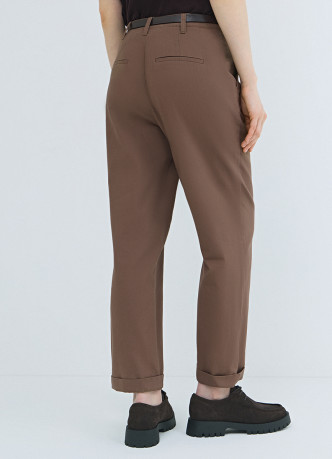 Чиносы с тонким ремнём