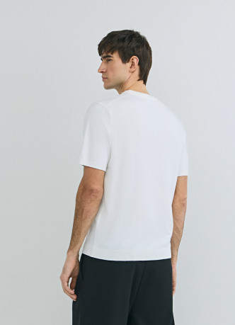 Вязаная футболка из пряжи