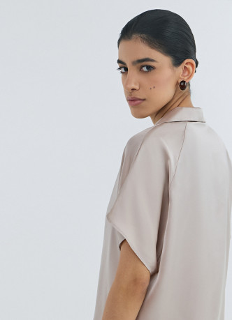 Сатиновая блузка с коротким рукавом