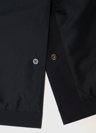 Плащ на пуговицах