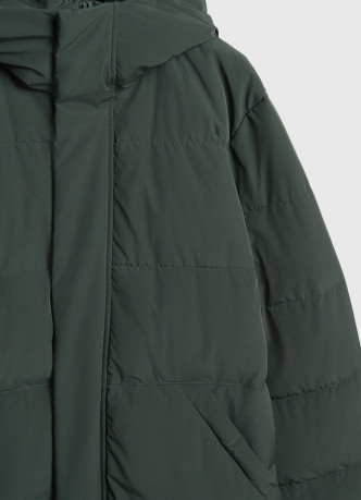 Удлинённая утеплённая куртка с капюшоном