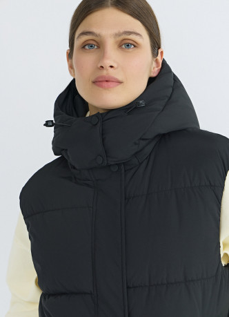 Утеплённый жилет с капюшоном