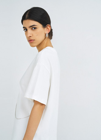 Футболка с декором из навесных цепочек