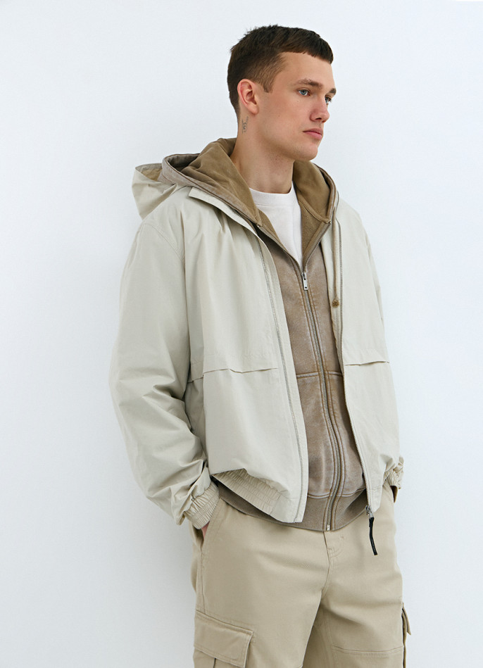 Ветровка с потайным капюшоном