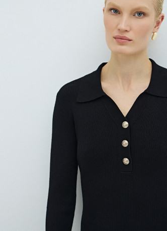 Вязаное платье миди с воротником-поло