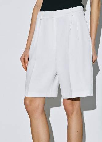 Шорты-бермуды со складками