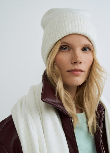 Вязаная шапка с отворотом Бежевый 499₽