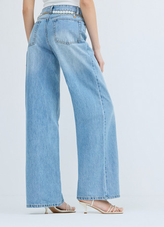 Прямые джинсы с высокой посадкой и ремнем с жемчугом