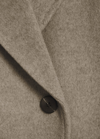 Длинное двубортное пальто с поясом